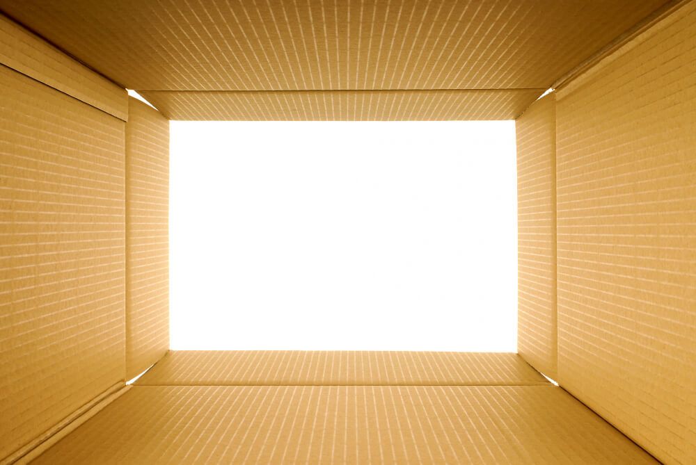 wnętrze pudełka kartonowego