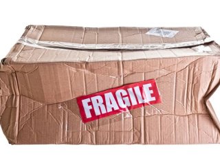 Jak odzyskać pieniądze za uszkodzoną przesyłkę?