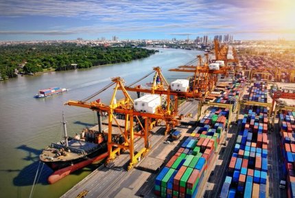 Jakie są wyzwania logistyczne w e-commerce transgranicznym i jak je pokonać?
