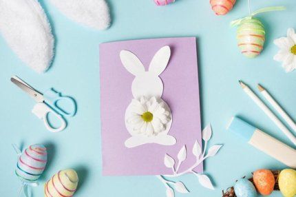 kartka wielkanocna, biały króliczek na fioletowym tle