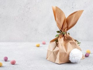 prezent spakowany w papierową torbę