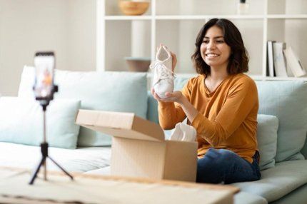 kobieta pokazuje buta do kamery