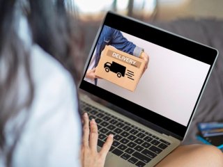 kobieta przy laptopie zamawia przesyłkę