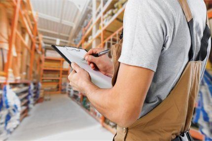 osoba robi notatki w magazynie