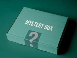 Karton z napisem mystery box