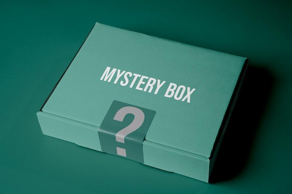 Karton z napisem mystery box