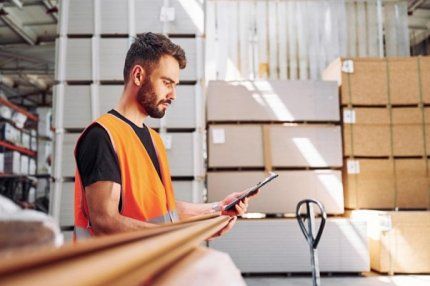 pracownik w magazynie