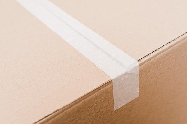 karton zaklejony taśmą papierową