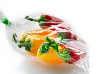 czerwone i żółte papryki w worku foliowym