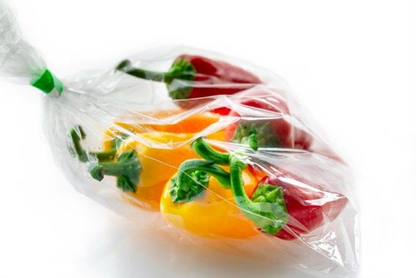 czerwone i żółte papryki w worku foliowym