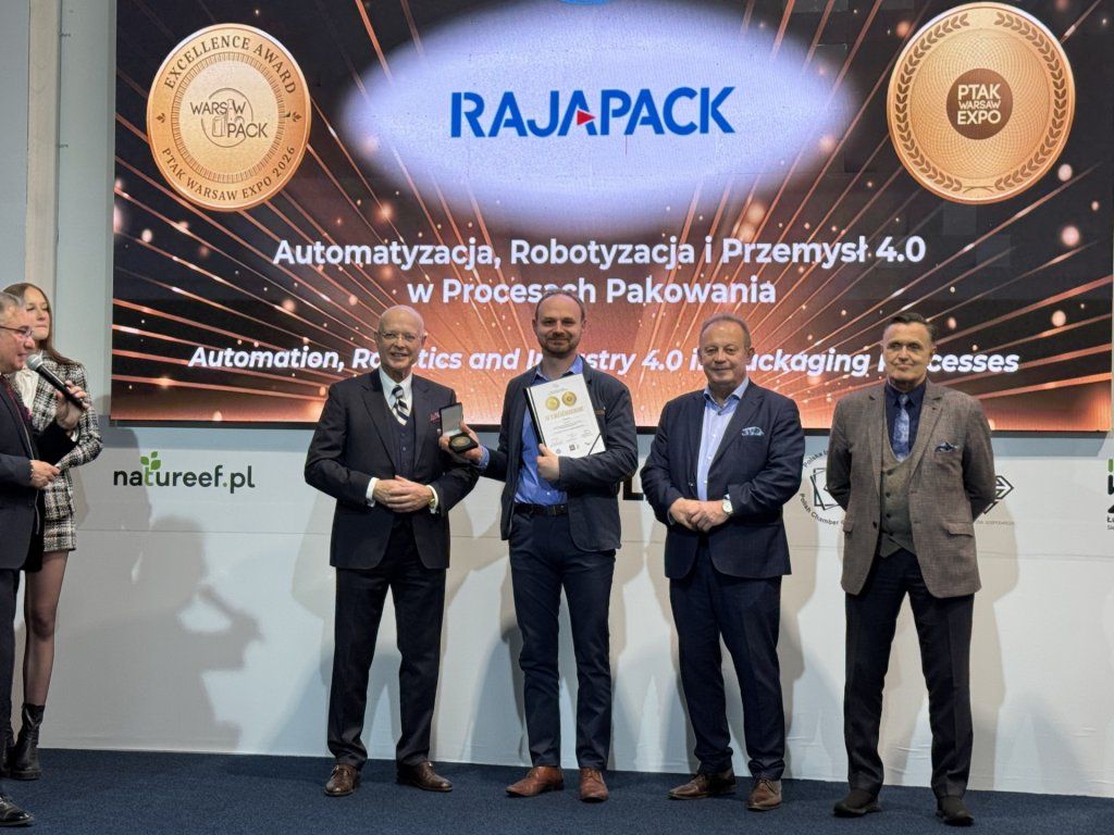 Pracownik Rajapack odbiera nagrodę